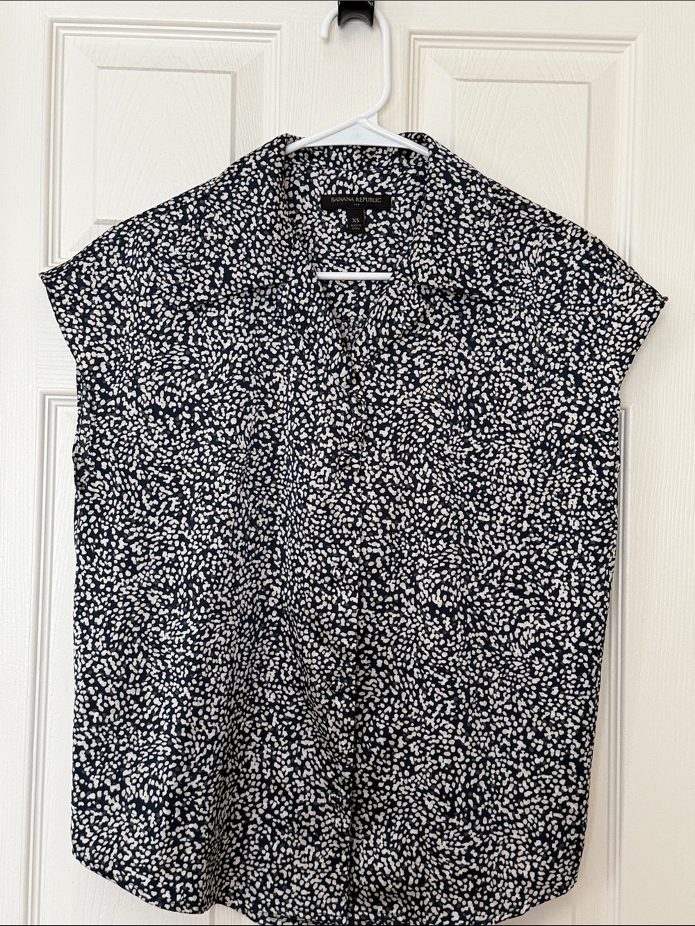 Banana Republic Factory Navy & White Short-Sleeve Button-Down Shirt